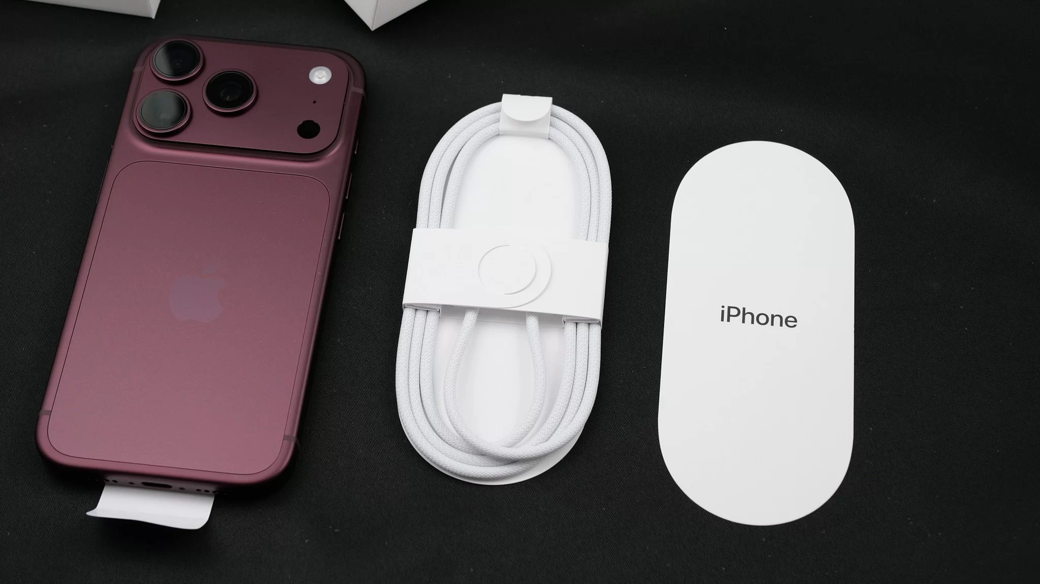Đập hộp iPhone 18 Pro Max: bên trong có gì, thiếu phụ kiện nào?